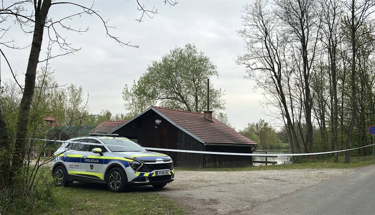 Streljanje pri pomurski gramoznici: 57-letniku zasegli orožje, vpleten tudi policist